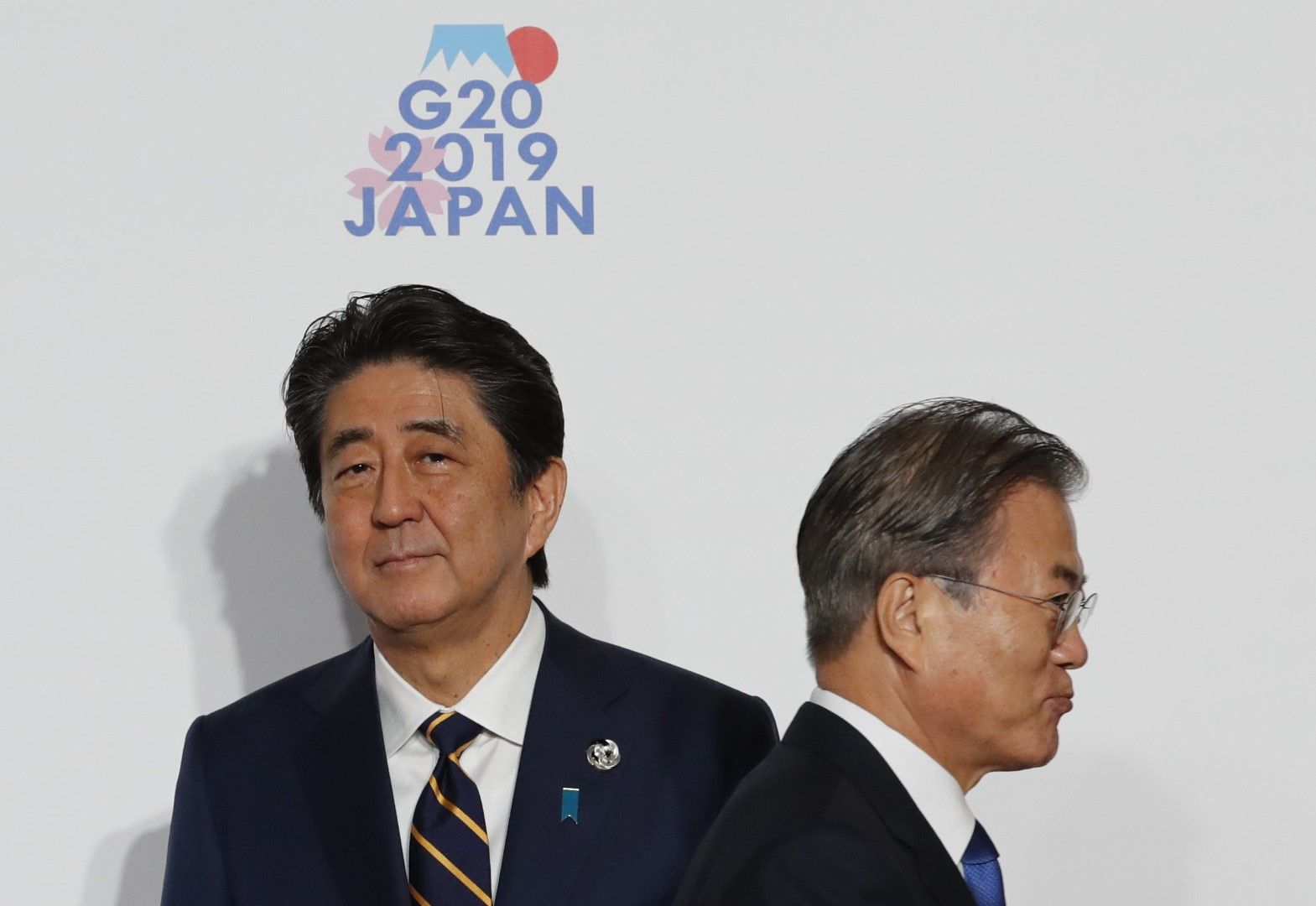 Премиерът на Япония Шиндзо Абе и президентът на Южна Корея Мун Дже-ин