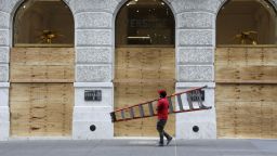 Дървени плоскости крият блясъка на "Пето авеню" след погромите (снимки)