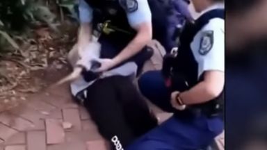 Разследват австралийски полицай за насилие при арест на абориген (видео)