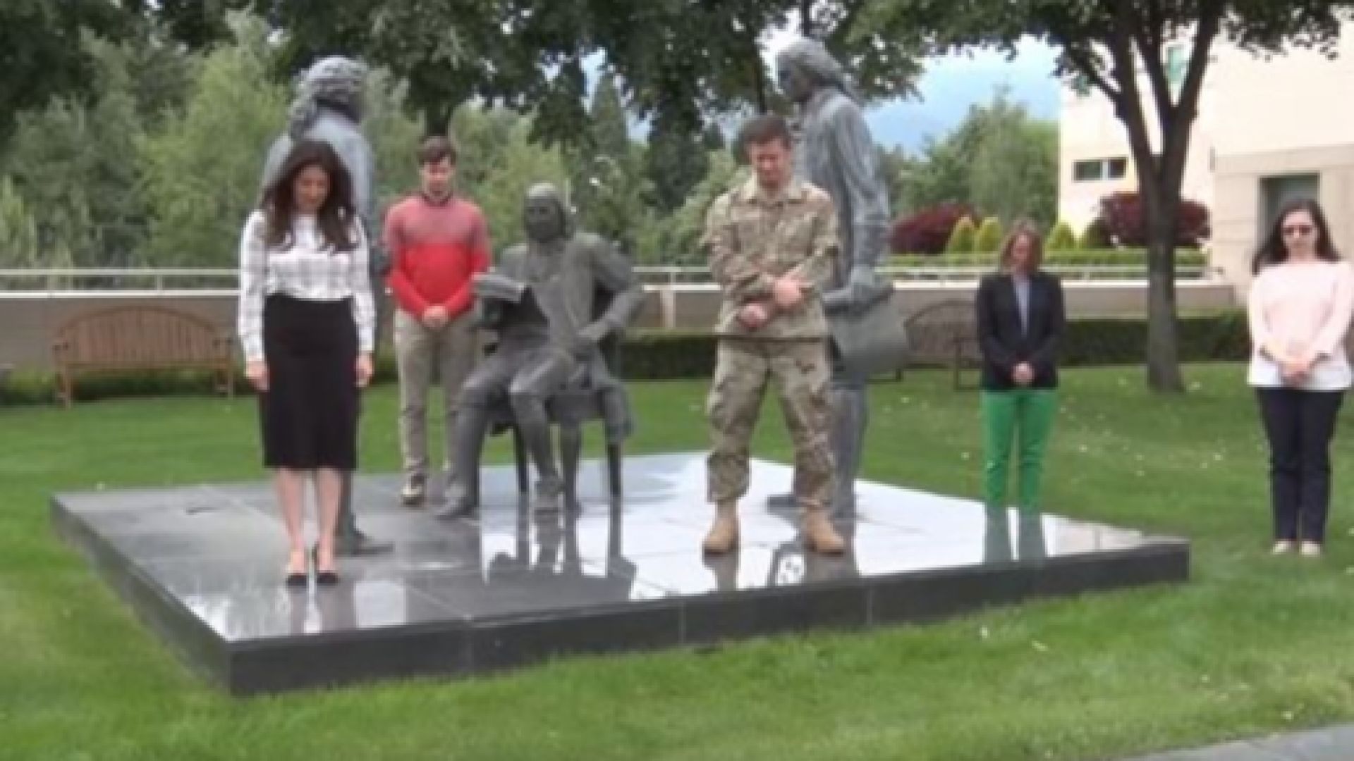 Американският посланик у нас Херо Мустафа и служителите от посолството