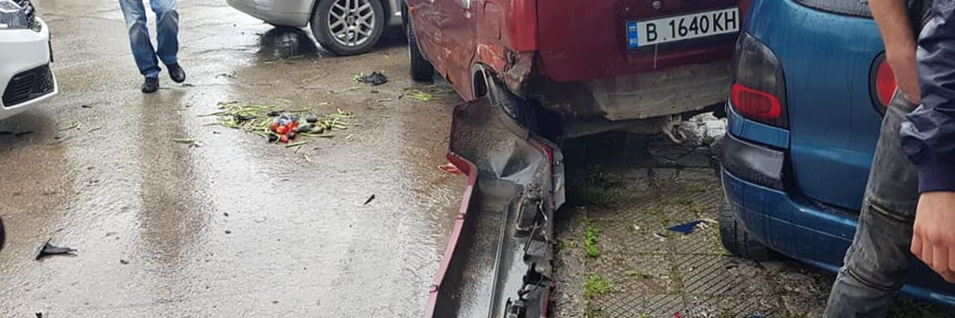 Джигит блъсна жена, коли, електрически стълб и стена във Варна (видео)