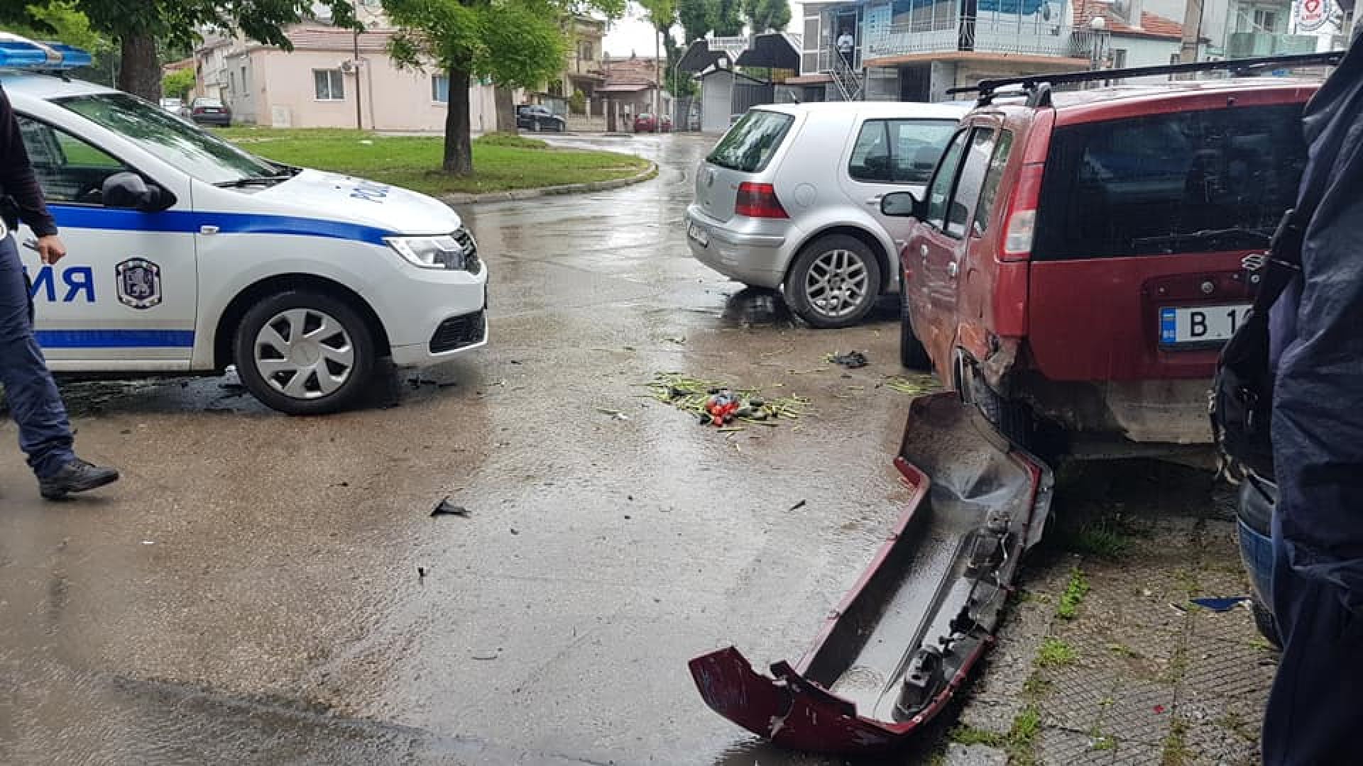 Шофьорът който блъсна пешеходка седем коли електрически стълб и се