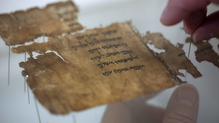 AI разгадава кой е написал свитъците от Мъртво море