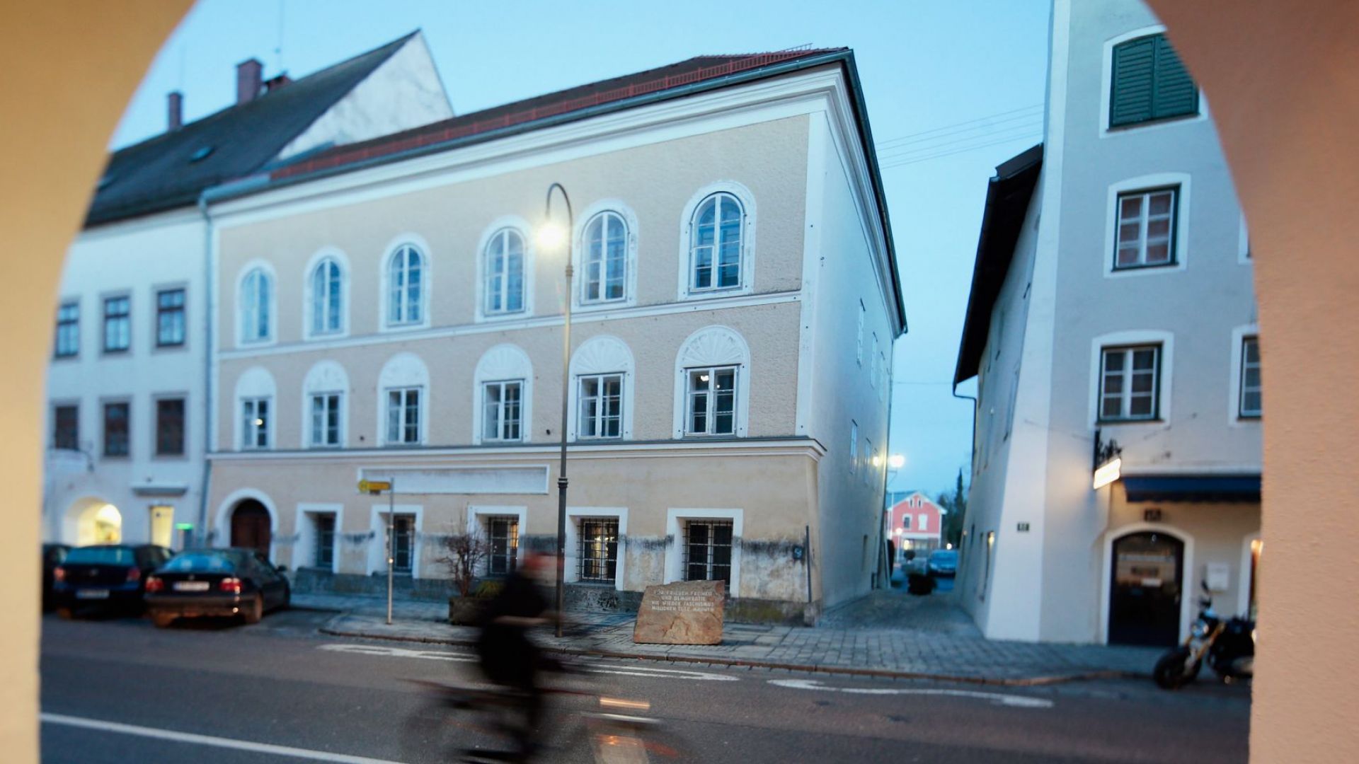 Австрия "неутрализира" къщата на Хитлер, прави я полицейски участък