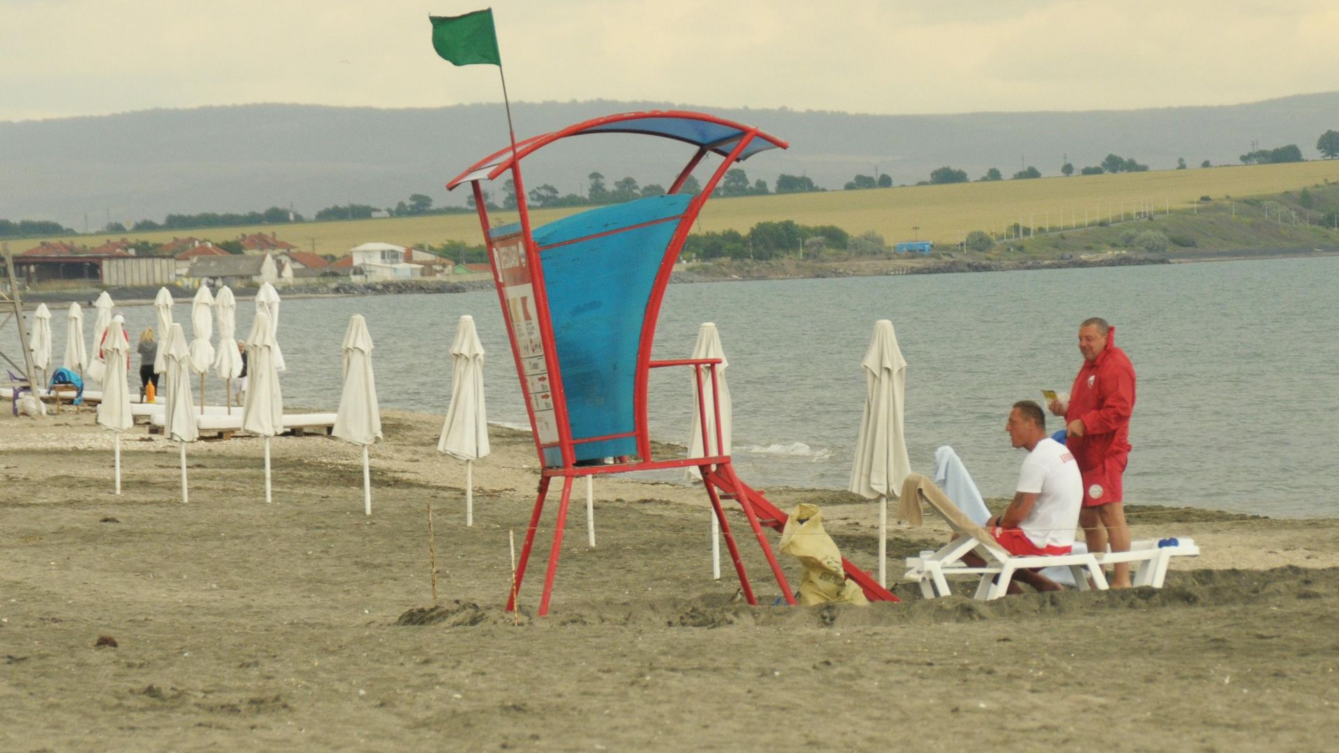 Поставиха чадърите на Северният плаж в Бургас според определените епидемиологичи