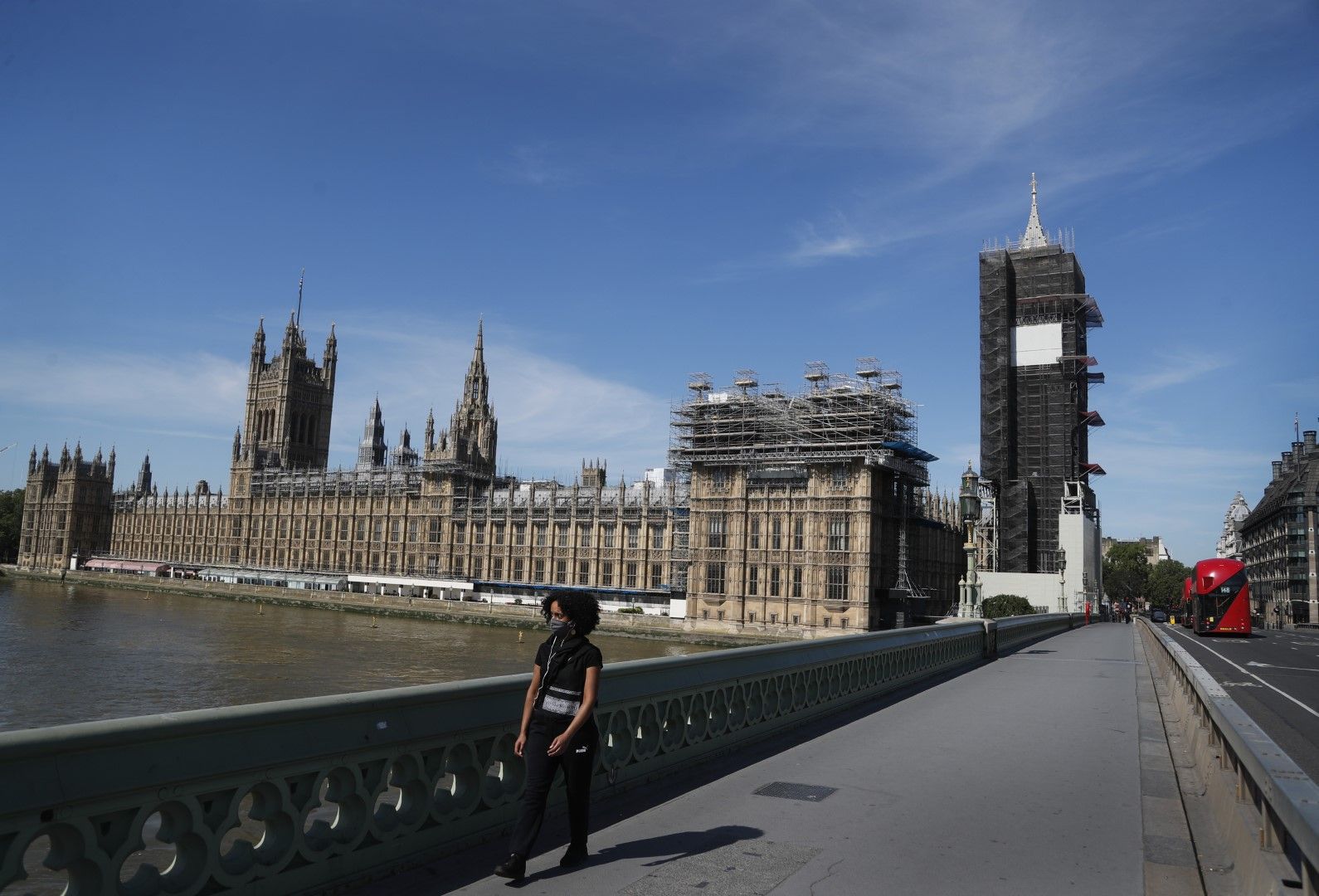 Британските депутати бяха призовани с решение на правителството да се върнат обратно в парламента, но мнозина не останаха доволни