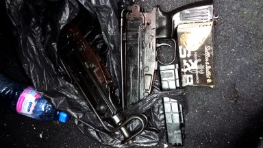 Трима обвиняеми за бойния арсенал в Добрич, всички оръжия със заличени номера