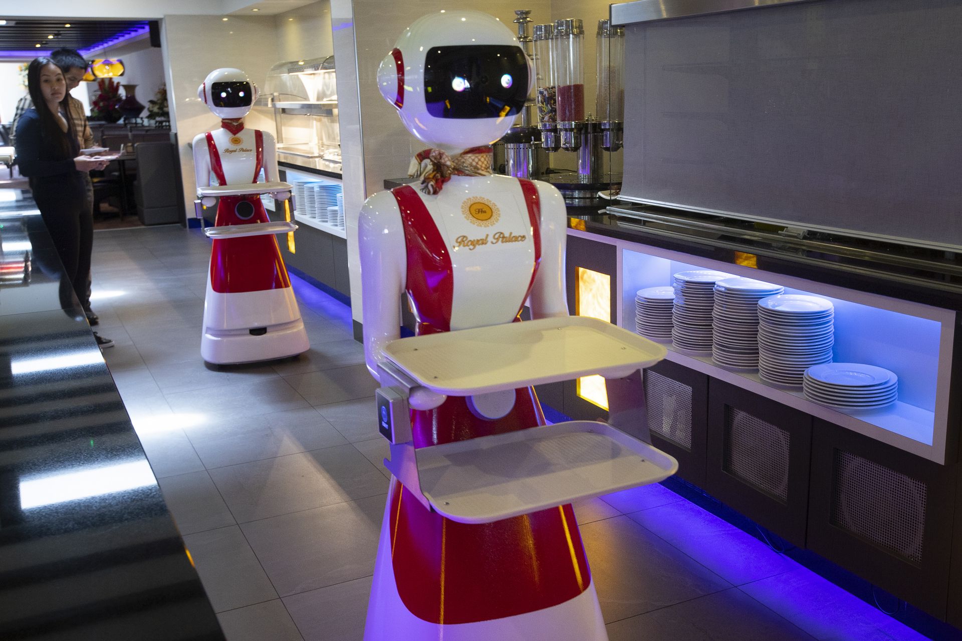 Роботи сервират напитки в Нидерландия