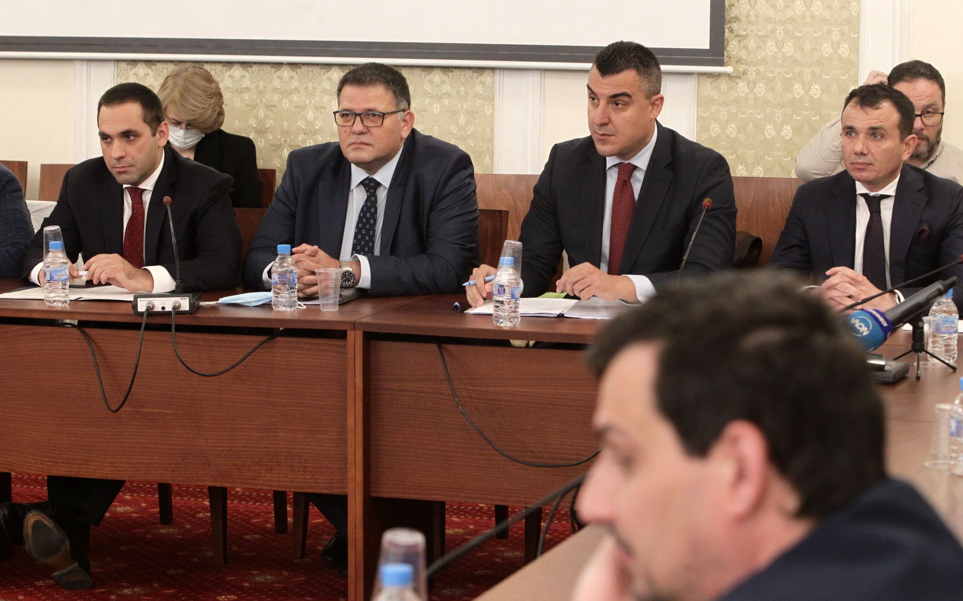 Министър Емил Караниколов (вляво) участва в заседанието на парламентарната комисия