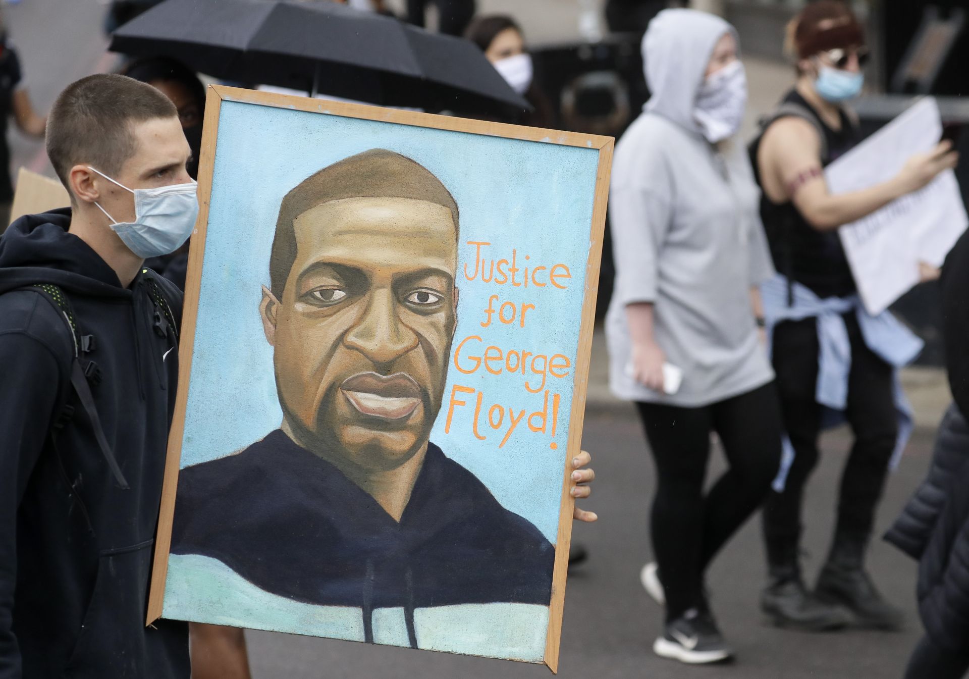Протест в Лондон срещу расизма с портрет на убития при арест Джордж Флойд