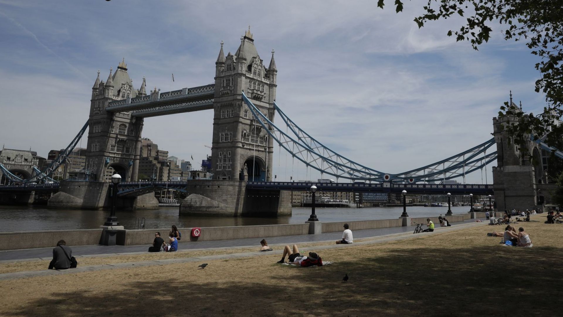 Ограничителните мерки на британския кабинет срещу COVID 19 станаха повод за