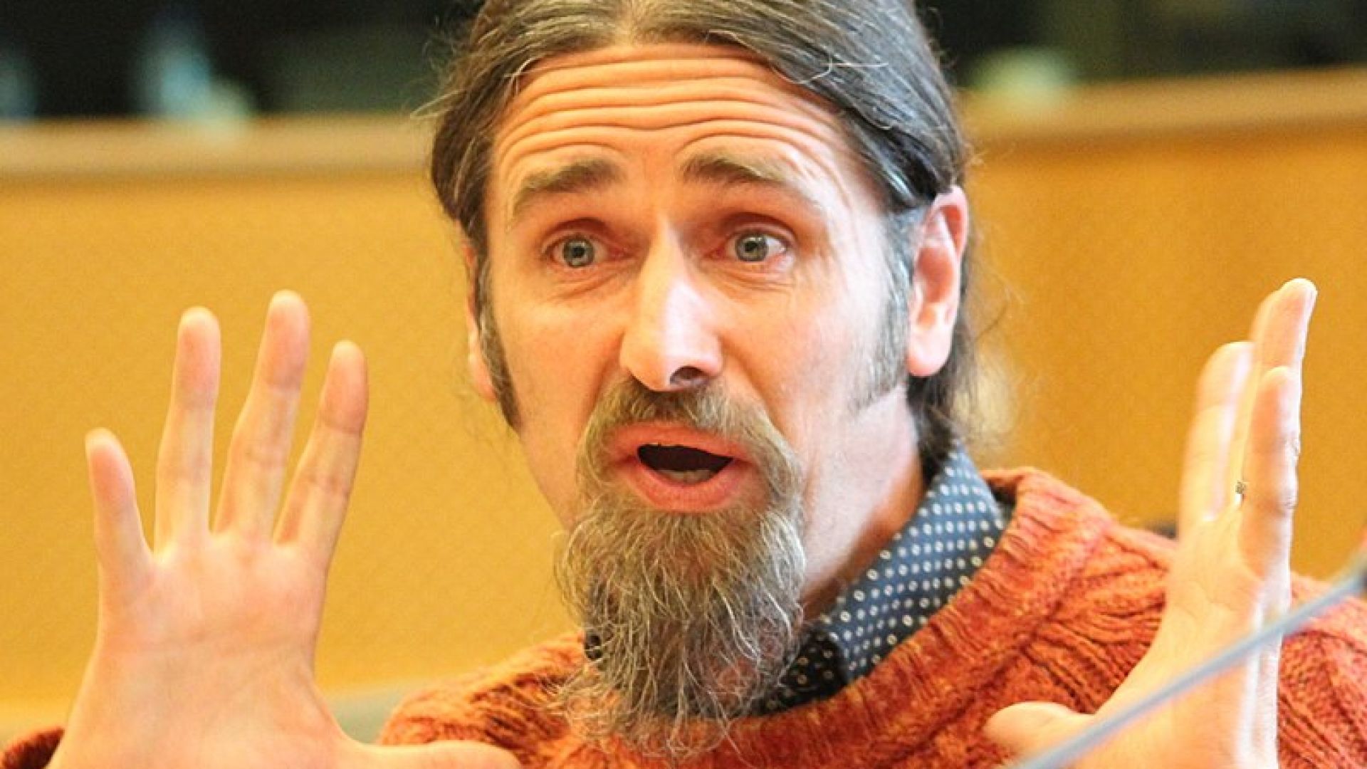 Видео на ирландския евродепутат Люк Минг Фланаган в което той участва