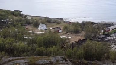 Свлачище отнесе в морето част от норвежко селище (видео)