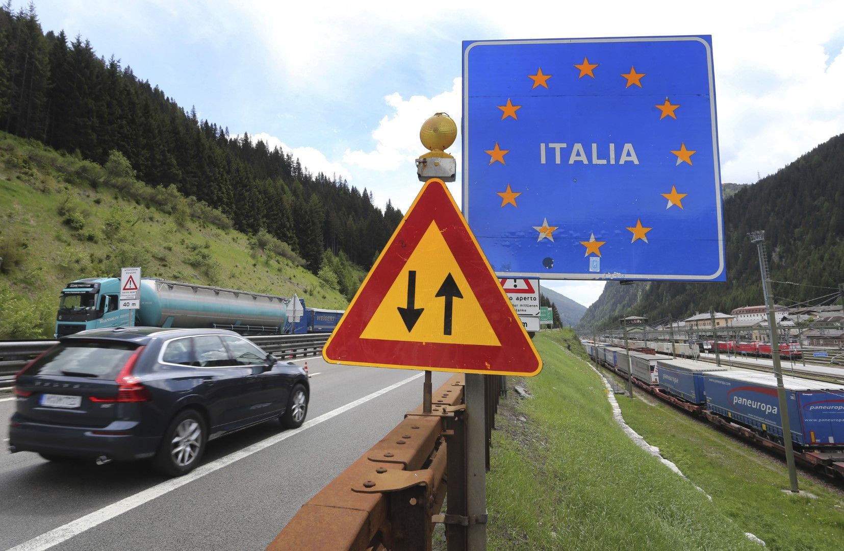 Автомобил с германска регистрация преминава през прохода Бренер, влизайки от Австрия в Италия. От 3 юни Италия отвори границите си