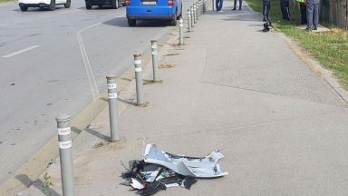 Моторист загина след удар в автобус на "Цариградско шосе", вероятно е имало гонка (снимки)