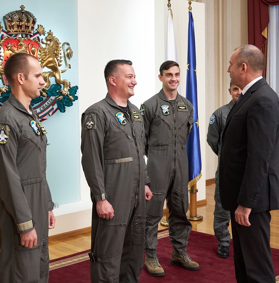 Бъдещите пилоти на F-16 разговарят с президента Румен Радев