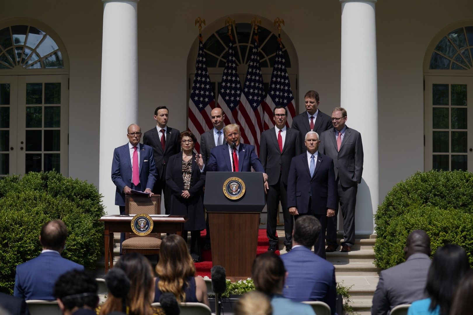 Доналд Тръмп, министри и други висши служители на администрацията му дават пресконференция в Розовата градина на Белия дом на 5 юни