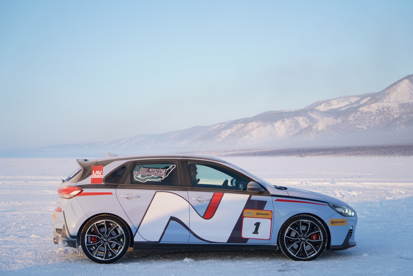 Hyundai постави рекорд за скорост на леденото езеро Байкал