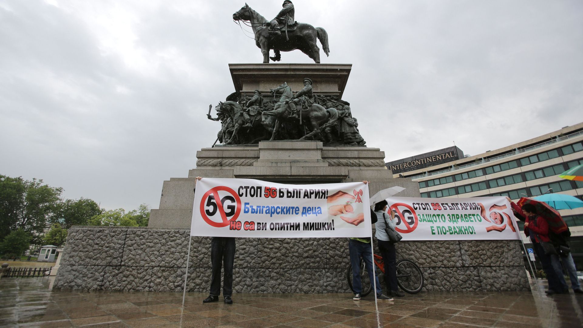 Едва петима души се присъединиха към международния протест срещу въвеждането