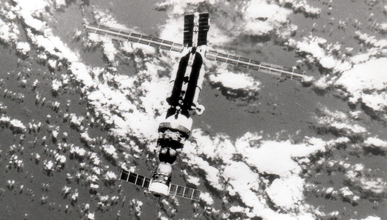 Така изглежда космическата станция "Мир", скачена с космическия кораб "Союз ТМ-5"