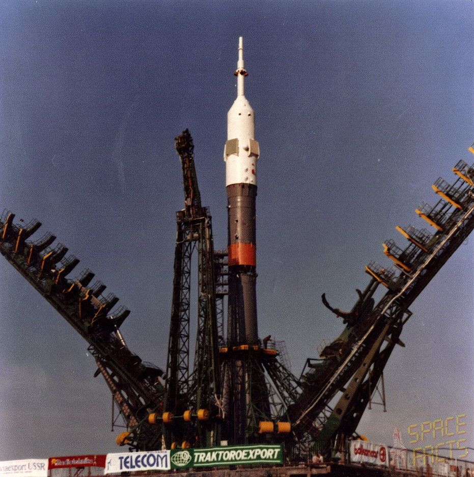 Излитането на ракетата, на която е Александър Александров