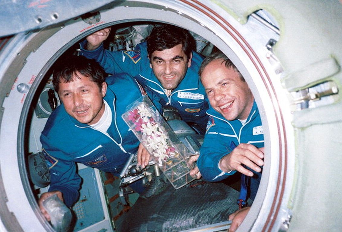 Вторият български космонавт Александър Александров на борда на "Мир"