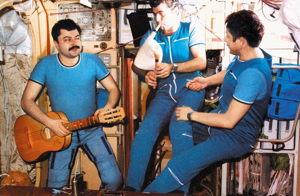 Александър Александров свири на гайда в космоса