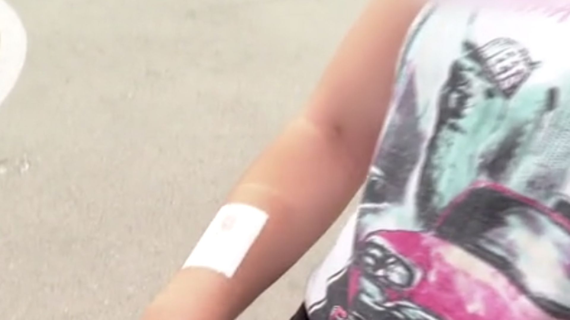13 годишно момиче беше ранено в ръката след като мъж стреля