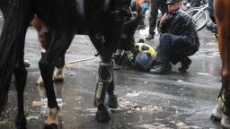 Сблъсъци на "забранен" протест срещу расизма в Лондон, полицай е ранен след падане от кон