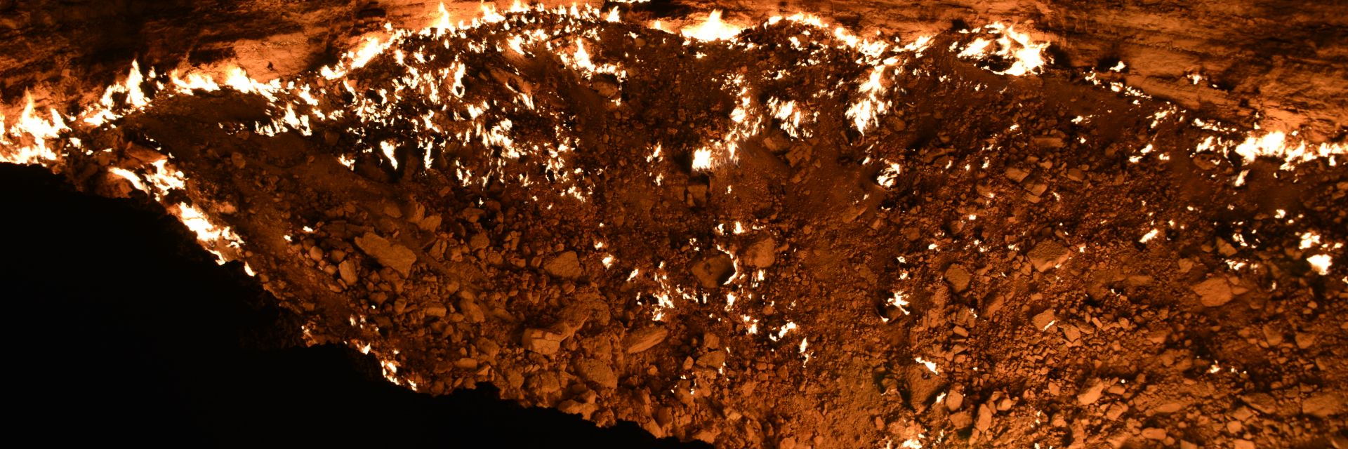 "Вратите на ада" - зловещ кратер в центъра на пустинята изригва огън повече 50 години (ВИДЕО)