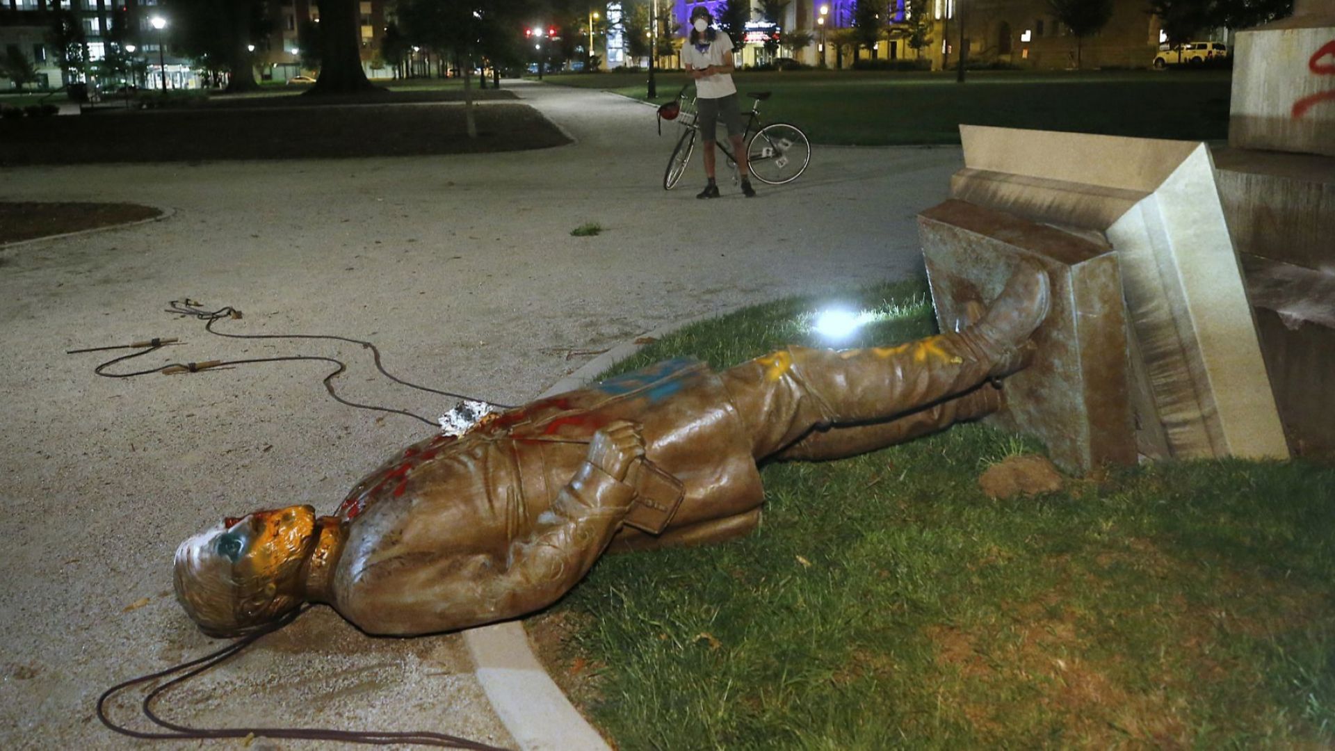 Малка група демонстранти свалиха в американския град Ричмънд щата Вирджиния