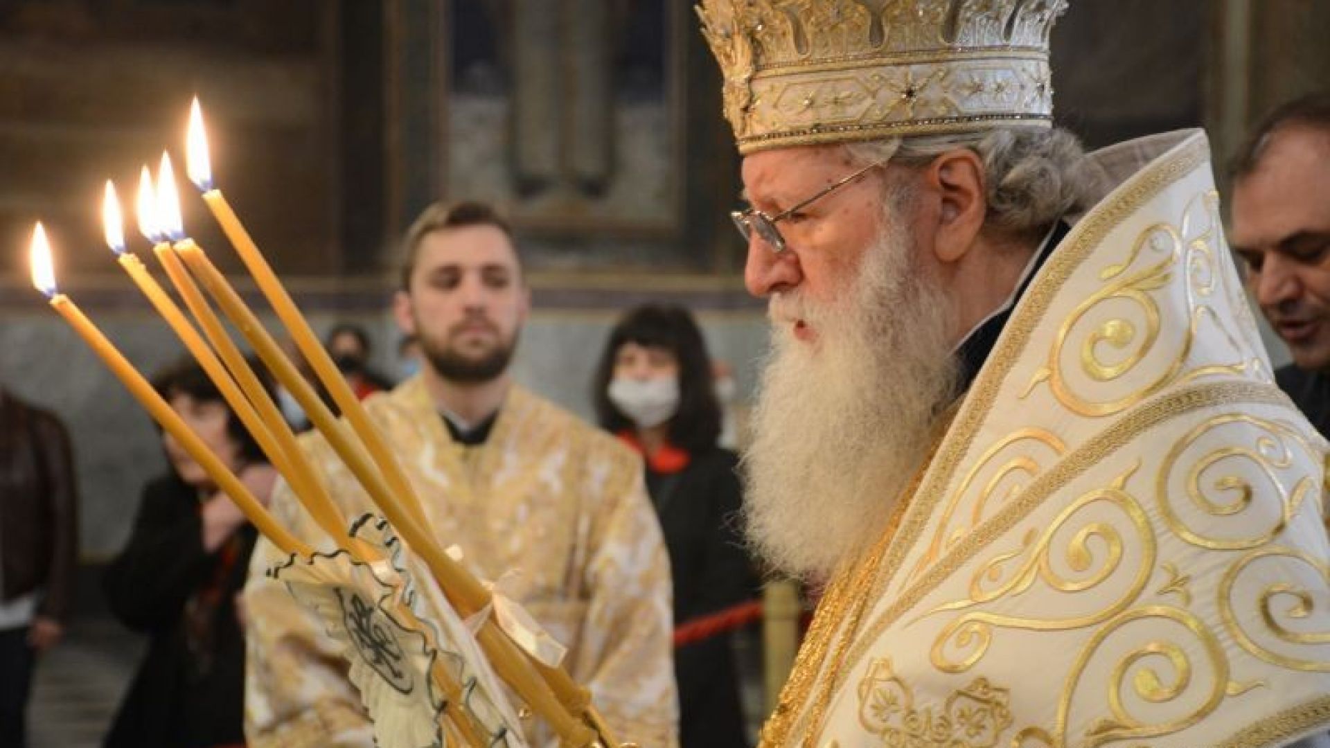 Патриарх Неофит отслужи литургия за Петдесетница в храма "Св. Ал. Невски" (снимки, видео)