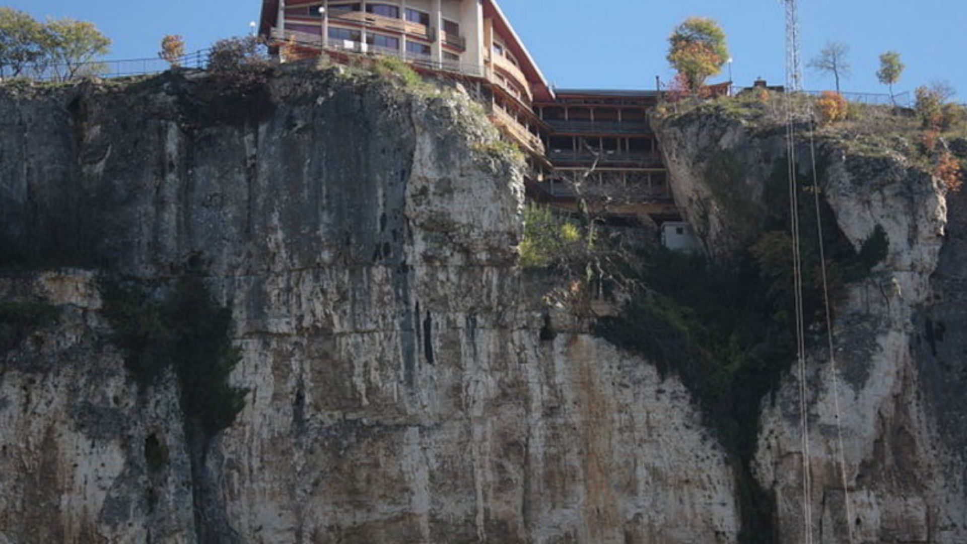 Туристка е починала при злополука до Националния пещерен дом край