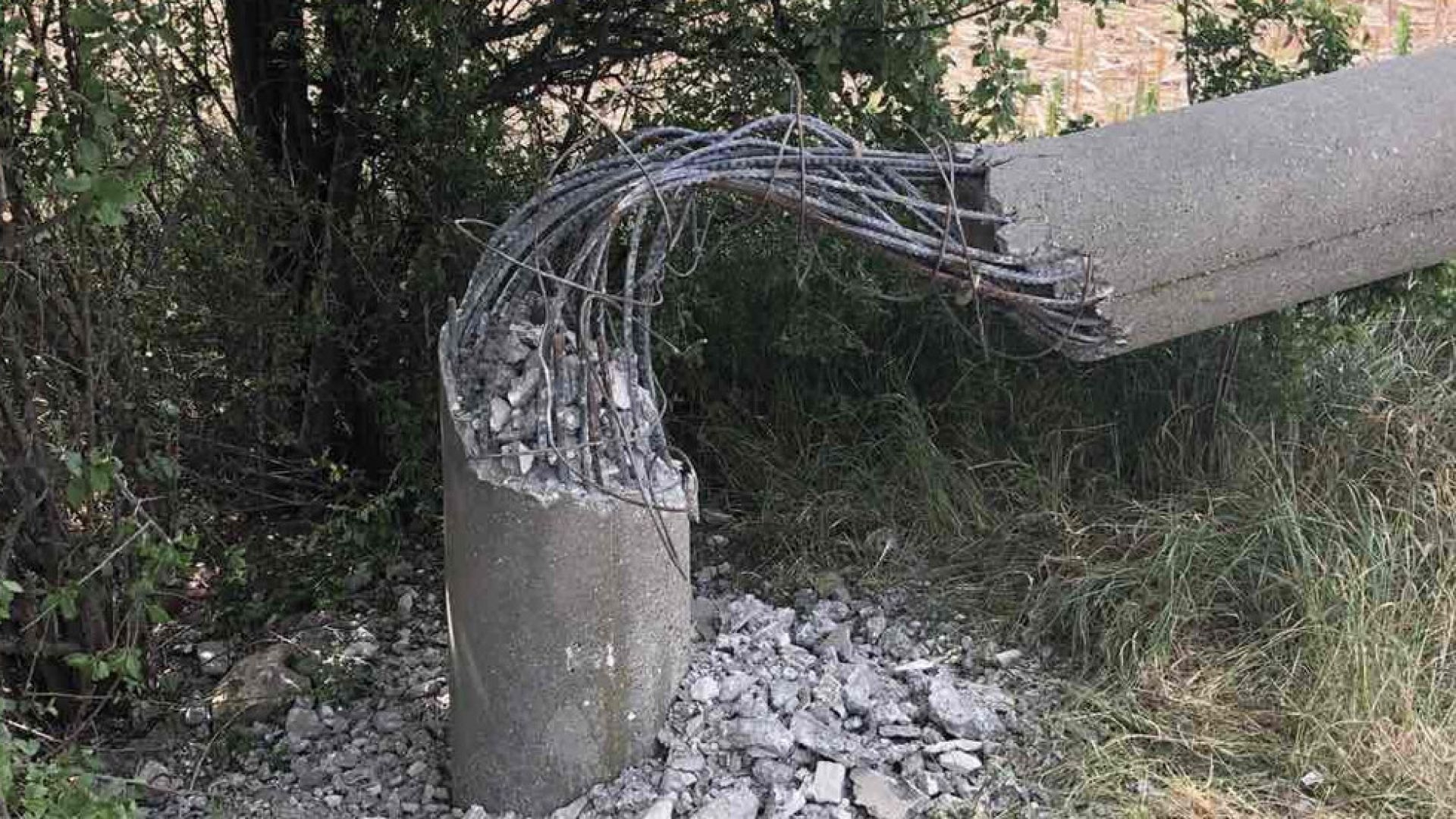 Общо 10 стълба средно напрежение са унищожени през уикенда съобщиха