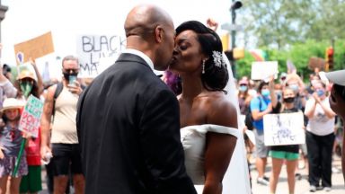 Младоженци отпразнуваха сватбата си на протест в памет на Джордж Флойд (видео)