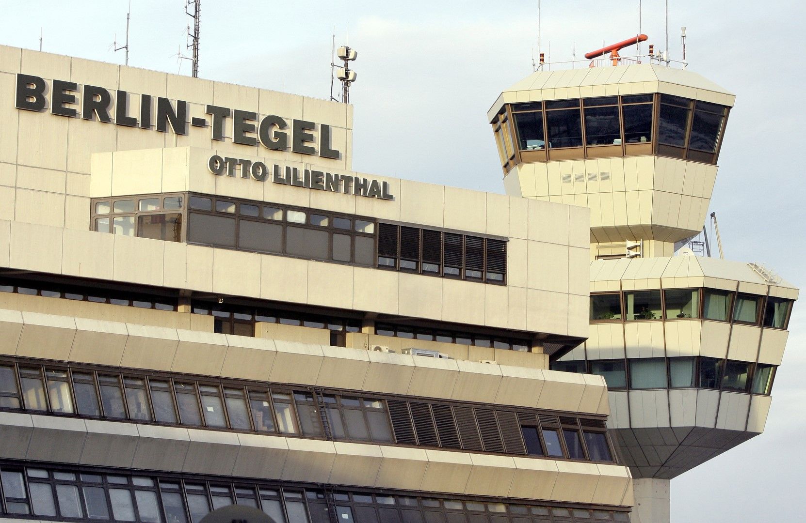 Плановете за затваряне на летище Тегел в Берлин до средата на юни бяха изоставени, защото се очаква ръст на обслужваните през него пътници през идните месеци