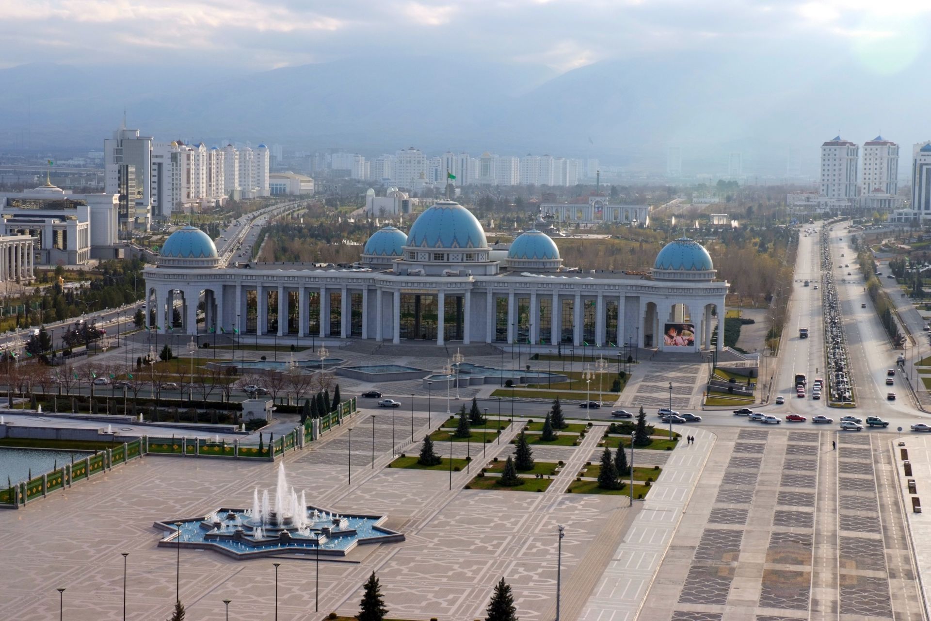 На второ място се нарежда столицата на Туркменистан Ашхабад, където има хиперинфлация и високи цени на вносните стоки и суровините