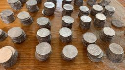 Откриха стотици фалшиви монети със заготовки и боен арсенал в Русенско (снимки)