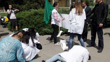 Протестиращи изиграха "убийството" на медсестри пред МБАЛ (снимки)