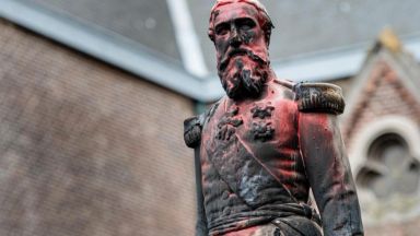 Махнаха статуята на крал Леополд Втори от площада в Антверпен (видео)
