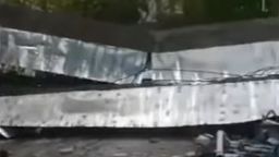 Огромен кран рухна в Ухан, по чудо няма жертви (ВИДЕО)