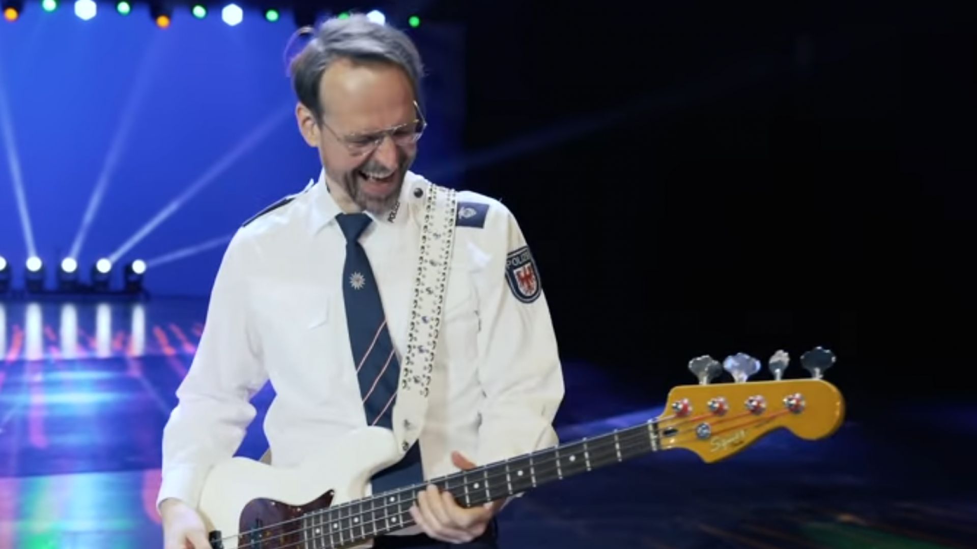 Полицаи в Берлин записаха песен за коронавируса Коронавирус пандемияПротестиращи изиграха убийството