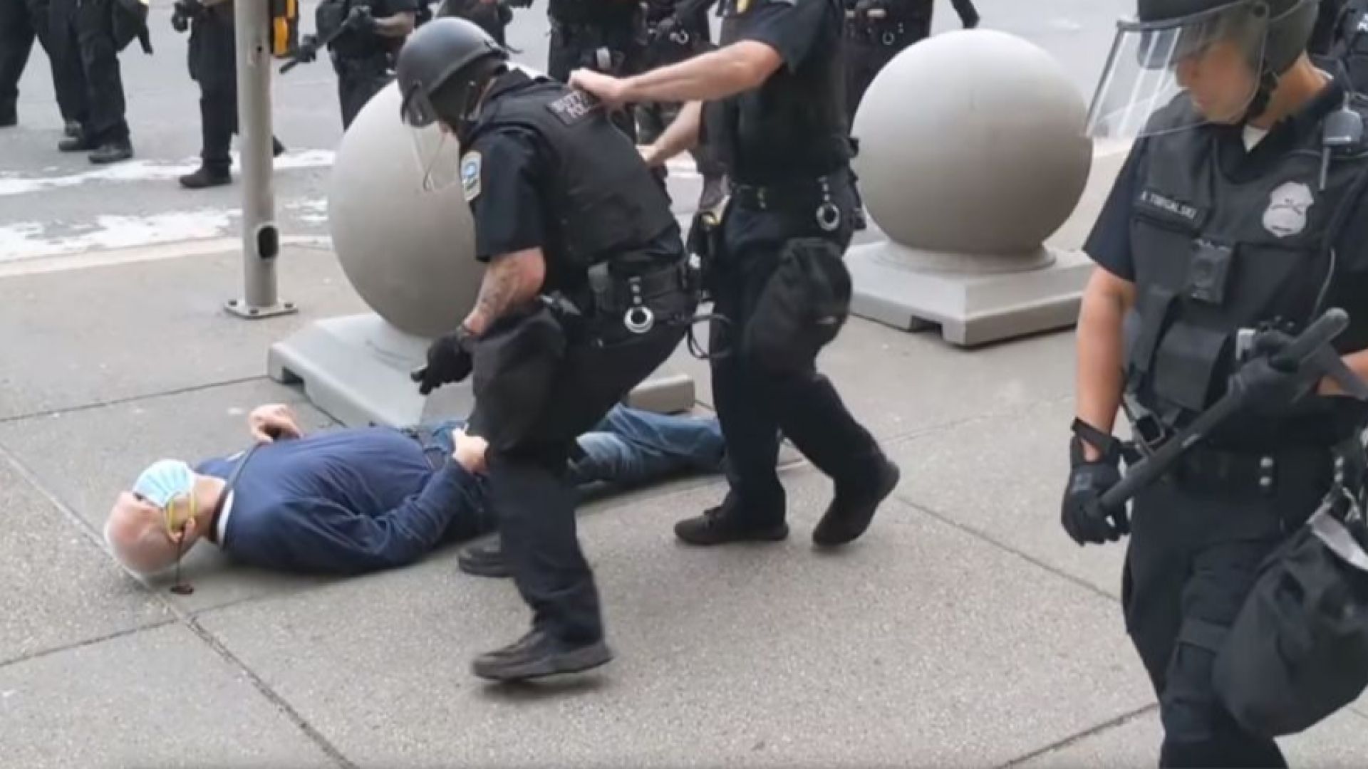 Тръмп подкрепя теория, че случаят с блъснат от полицаи протестиращ е "инсценировка" (видео)