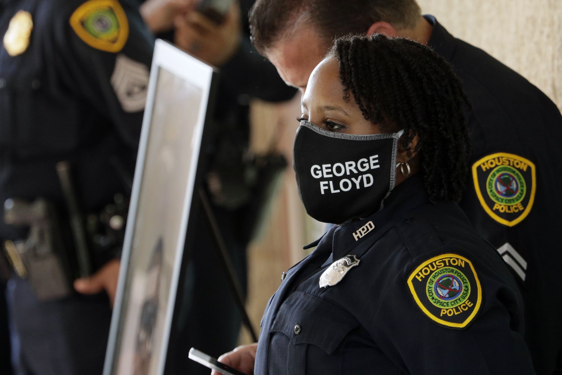 Полицаи носеха маски с името на Джордж Флод, в знак на съпричастност с трагедията на семейството
