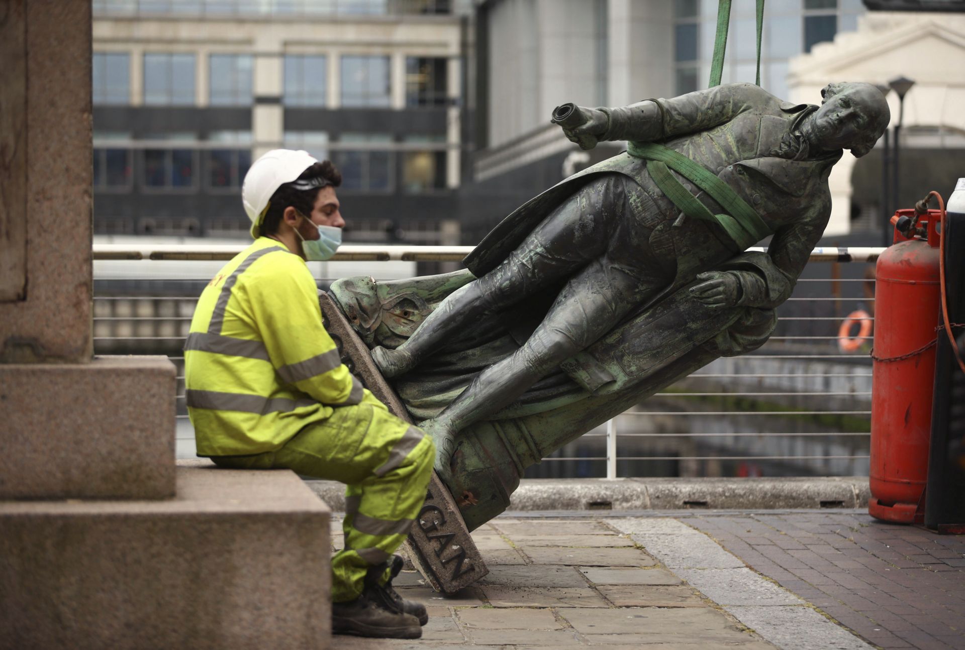 Статуята на търговеца на роби от 18 век Робърт Мълиган беше свалена от постамента пред музей в лондонския квартал "Докландс