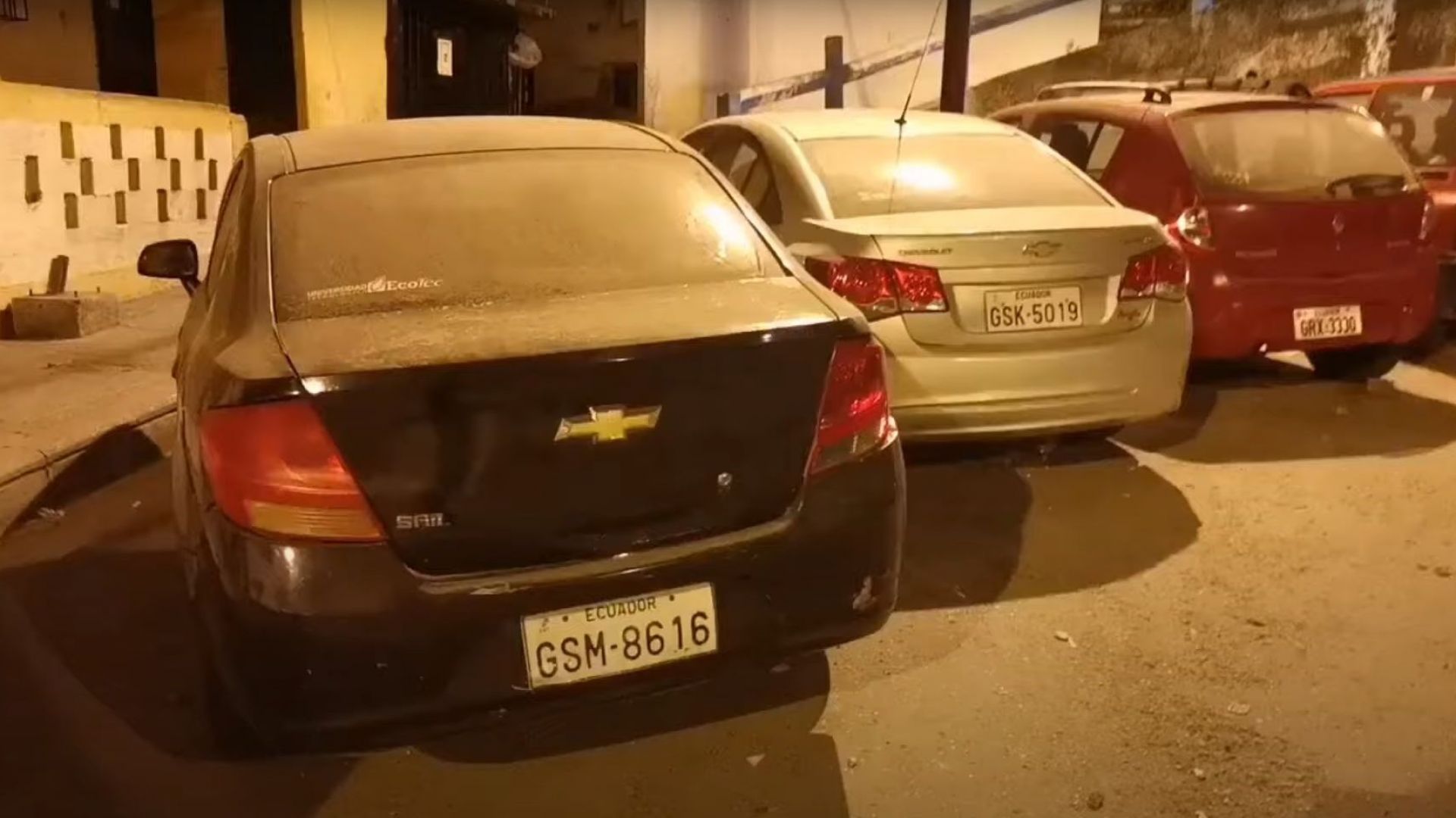 Улиците в няколко градове в Еквадор се покриха с пепел