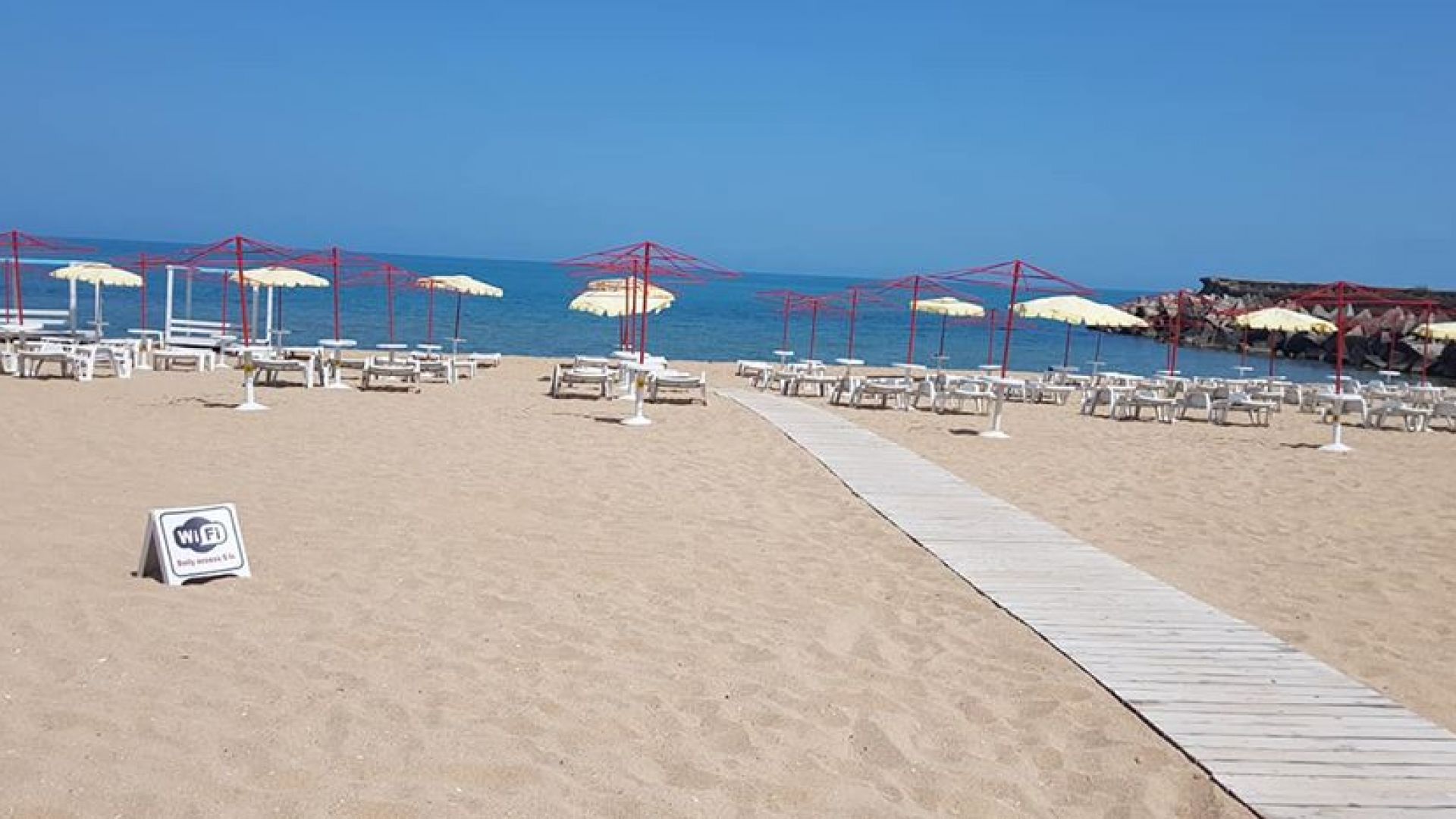 Пет лева за такса Wi Fi искат на плаж на курорта