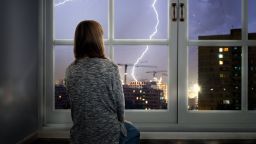 Времето остава трайно неустойчиво, с гръмотевични бури, градушки и малко слънце