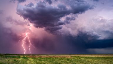 Оранжев и жълт код за валежи и гръмотевични бури в 11 области на България