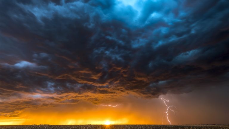 Мощни бури обхванаха Западна Турция тази нощ 